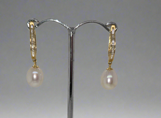 9CT YELLOW GOLD FRESHWATER PEARL AND DIAMOND EARRINGS.