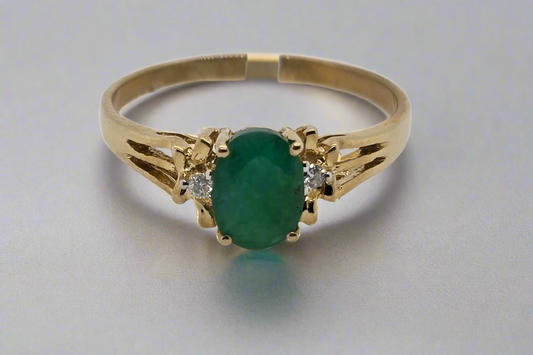 9CT YELLOW GOLD EMERALD AND DIAMOND RING.