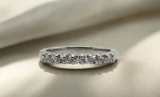 18CT WHITE GOLD DIAMOND RING