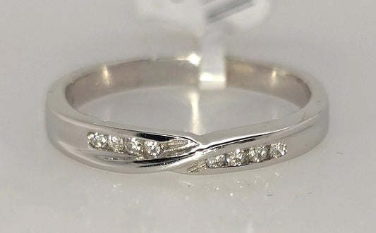 9CT WHITE GOLD DIAMOND RING.