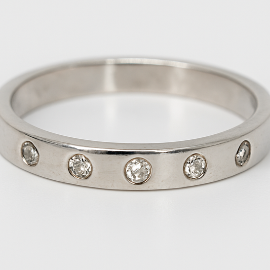 9CT WHITE GOLD DIAMOND RING.