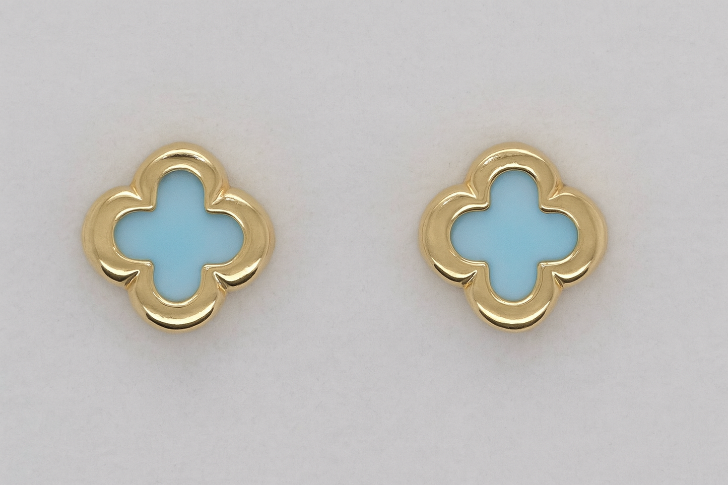 9CT YELLOW GOLD IMPORTED TURQUOISE 7.5MM CLOVER STUD EARRINGS.