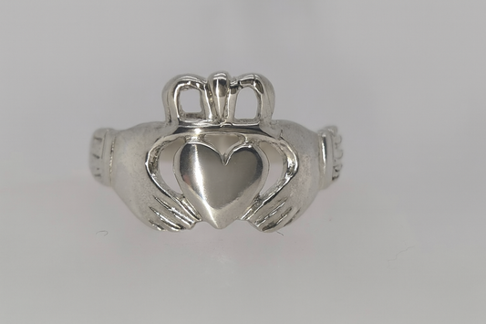 STERLING SILVER CLADDAGH RING.