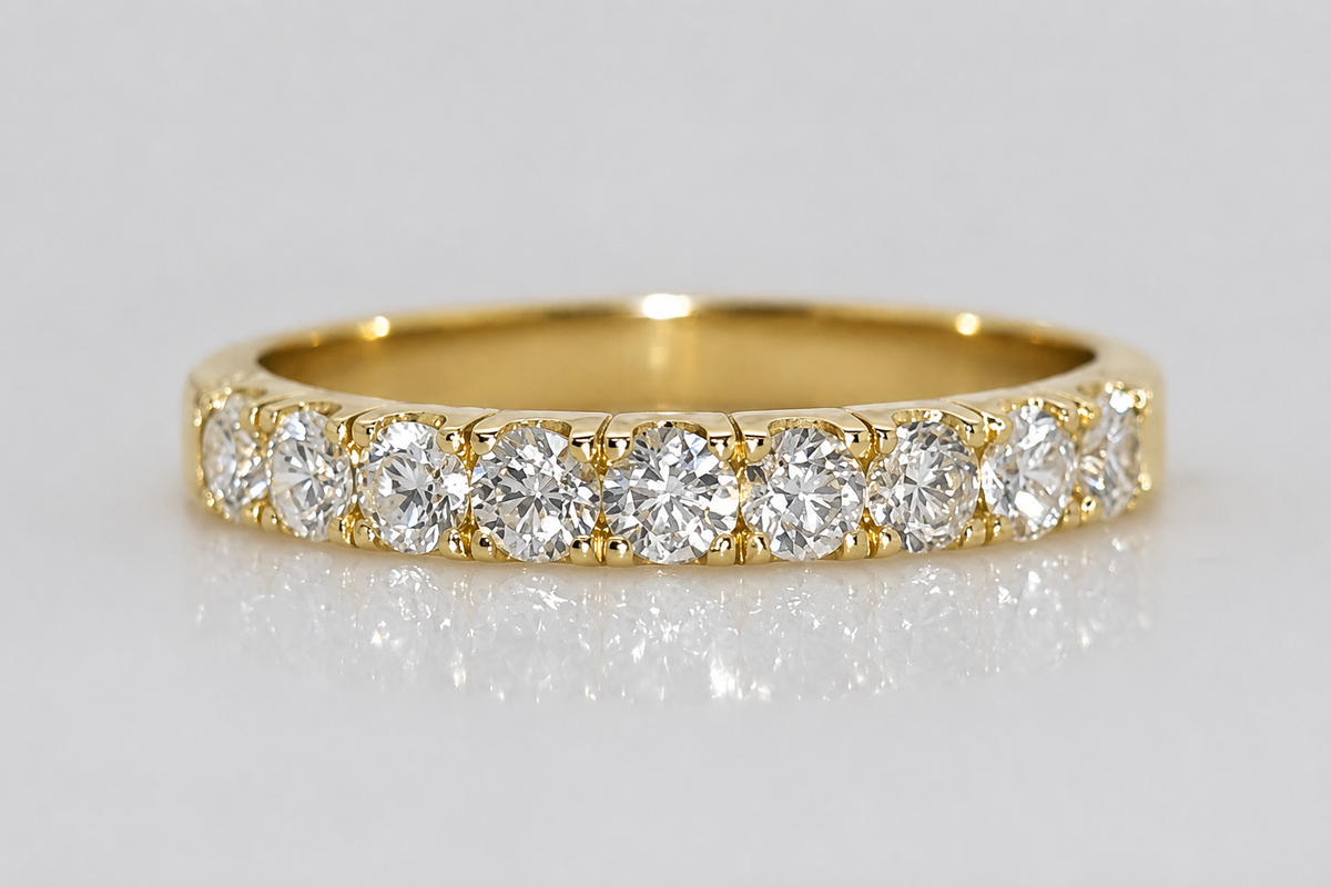 18CT YELLOW GOLD CLAW SET DIAMOND RING.