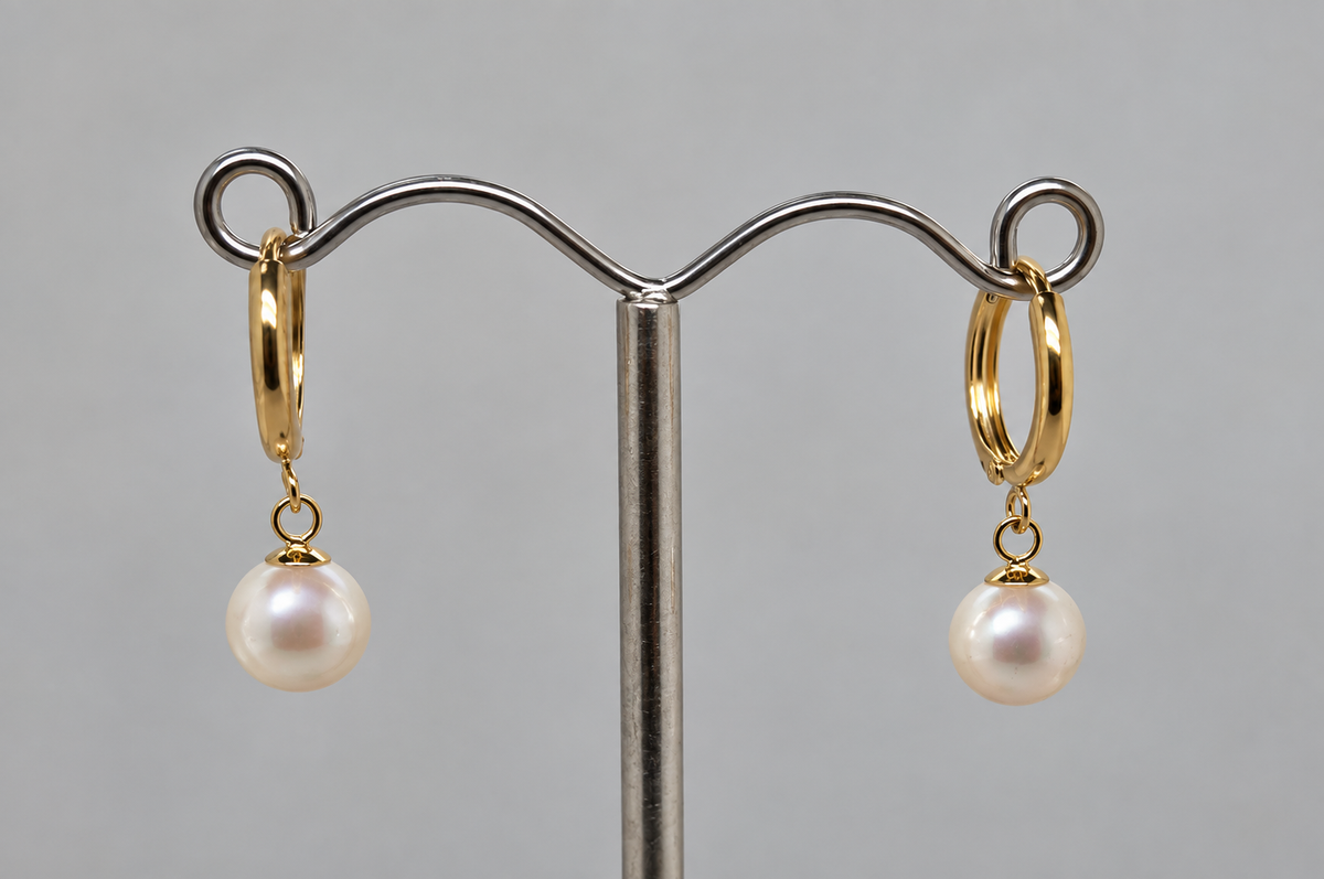 9CT YELLOW GOLD AND 6.5MM - 7MM FRESHWATER PEARL HUGGIE EARRINGS.