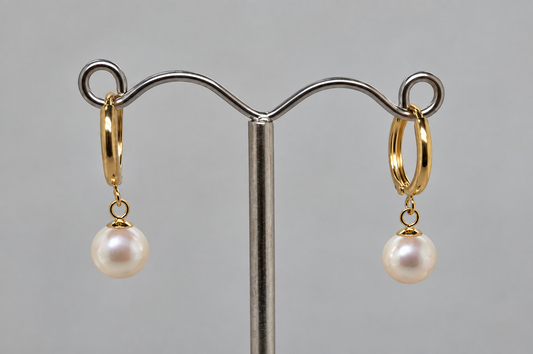 9CT YELLOW GOLD AND 6.5MM - 7MM FRESHWATER PEARL HUGGIE EARRINGS.