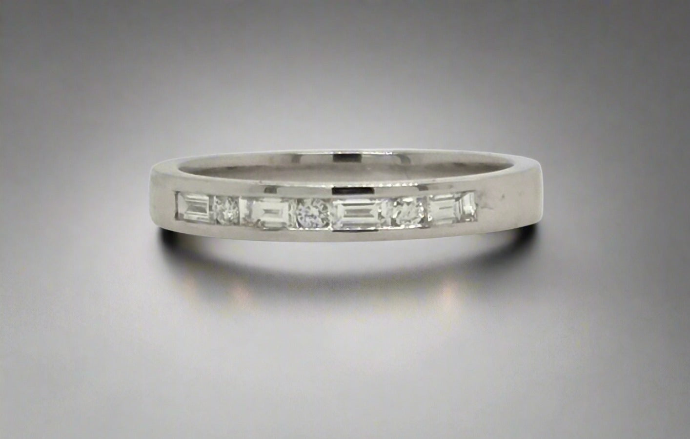 18CT WHITE GOLD DIAMOND RING