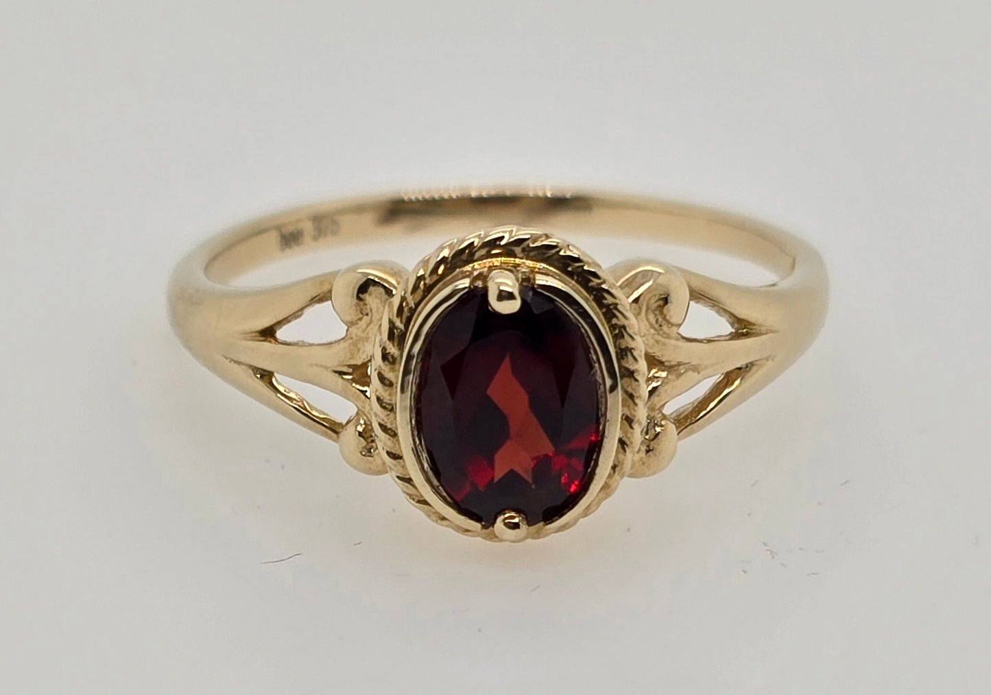 9CT YELLOW GOLD ANTIQUE LOOK OVAL 7 X 5MM GARNET RING