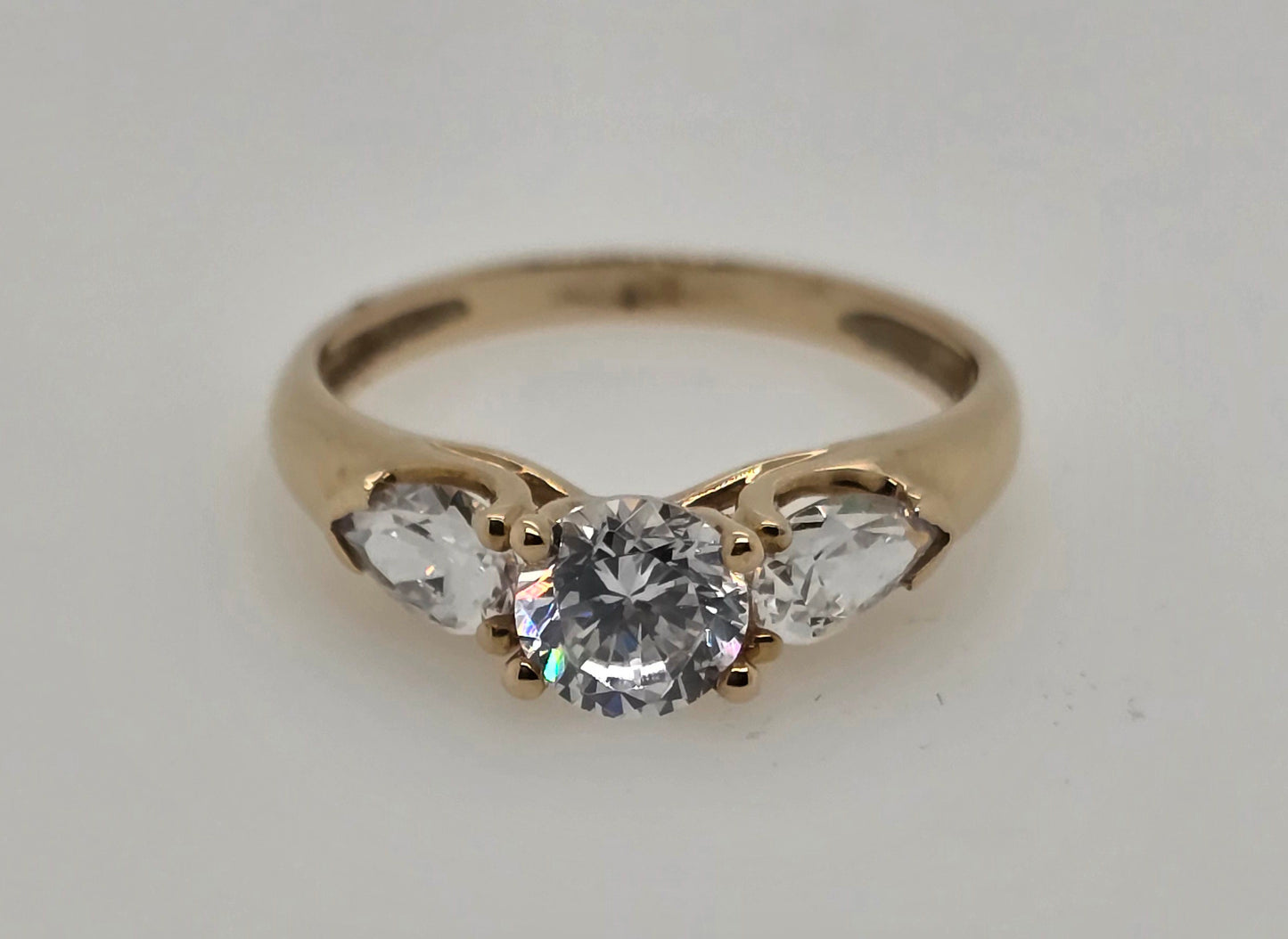 9CT YELLOW GOLD ROUND AND PEAR SHAPE CUBIC ZIRCONIA RING.