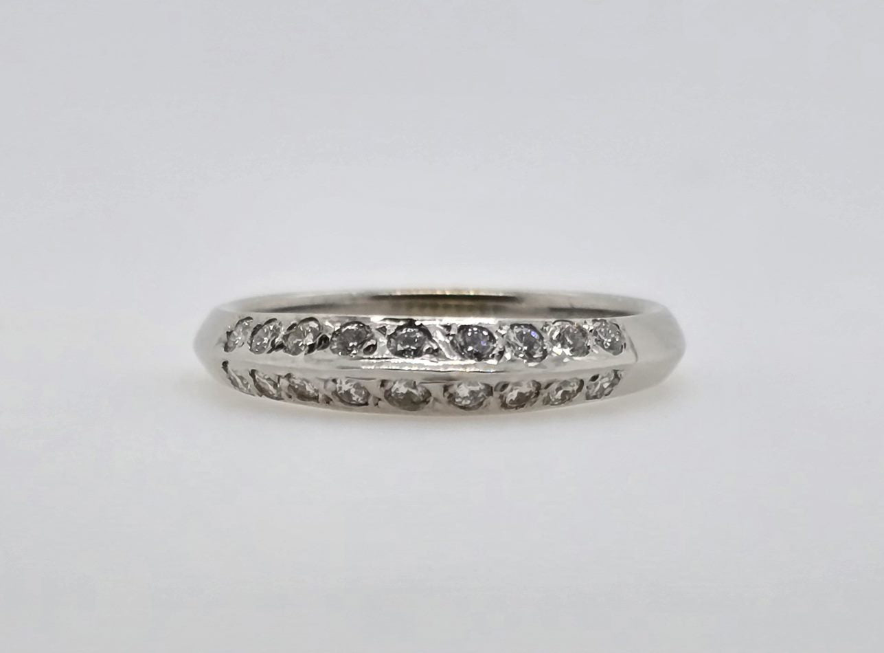 18CT WHITE GOLD GRAIN SET DIAMOND RING