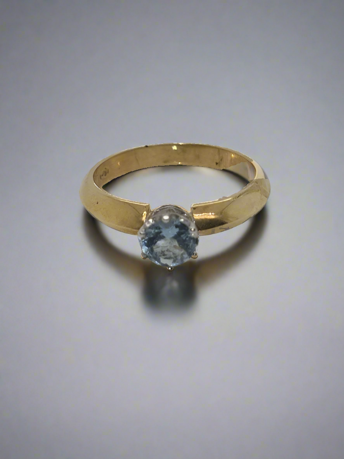 18CT TWO TONE AQUAMARINE SOLITAIRE RING