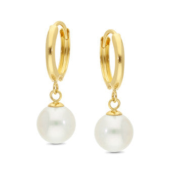 9CT YELLOW GOLD AND FRESHWATER PEARL HUGGIE EARRINGS.