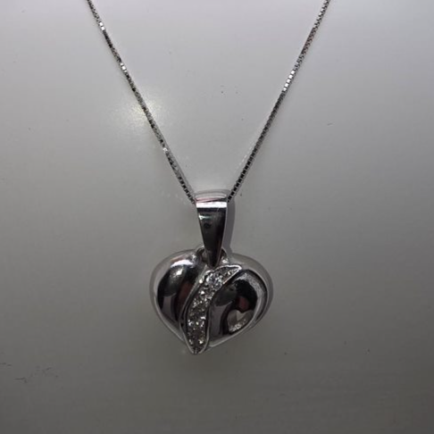 18CT WHITE GOLD DIAMOND HEART PENDANT