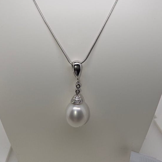 18CT WHITE GOLD SOUTH SEA PEARL & DIAMOND PENDANT