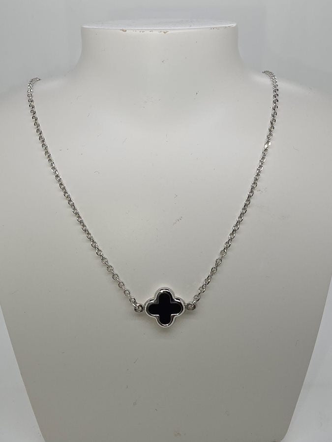 9CT WHITE GOLD IMPORTED 43CM TRACE CHAIN WITH ONYX CLOVER NECKLACE