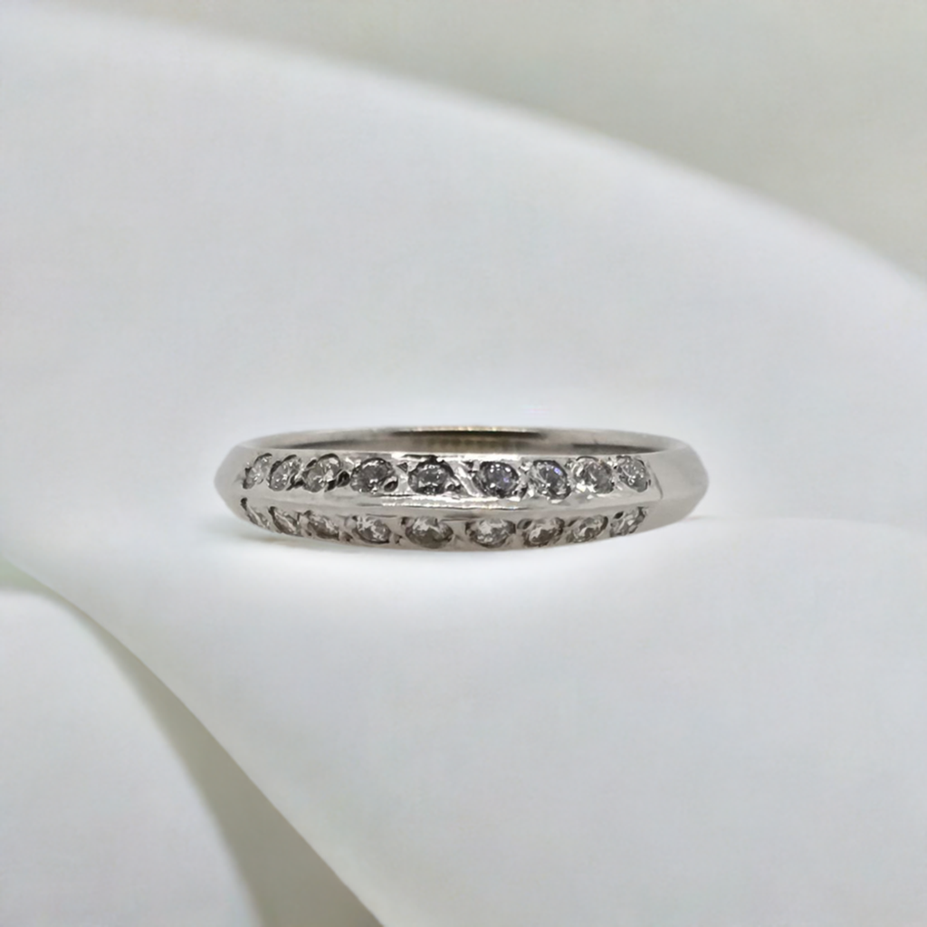 18CT WHITE GOLD GRAIN SET DIAMOND RING