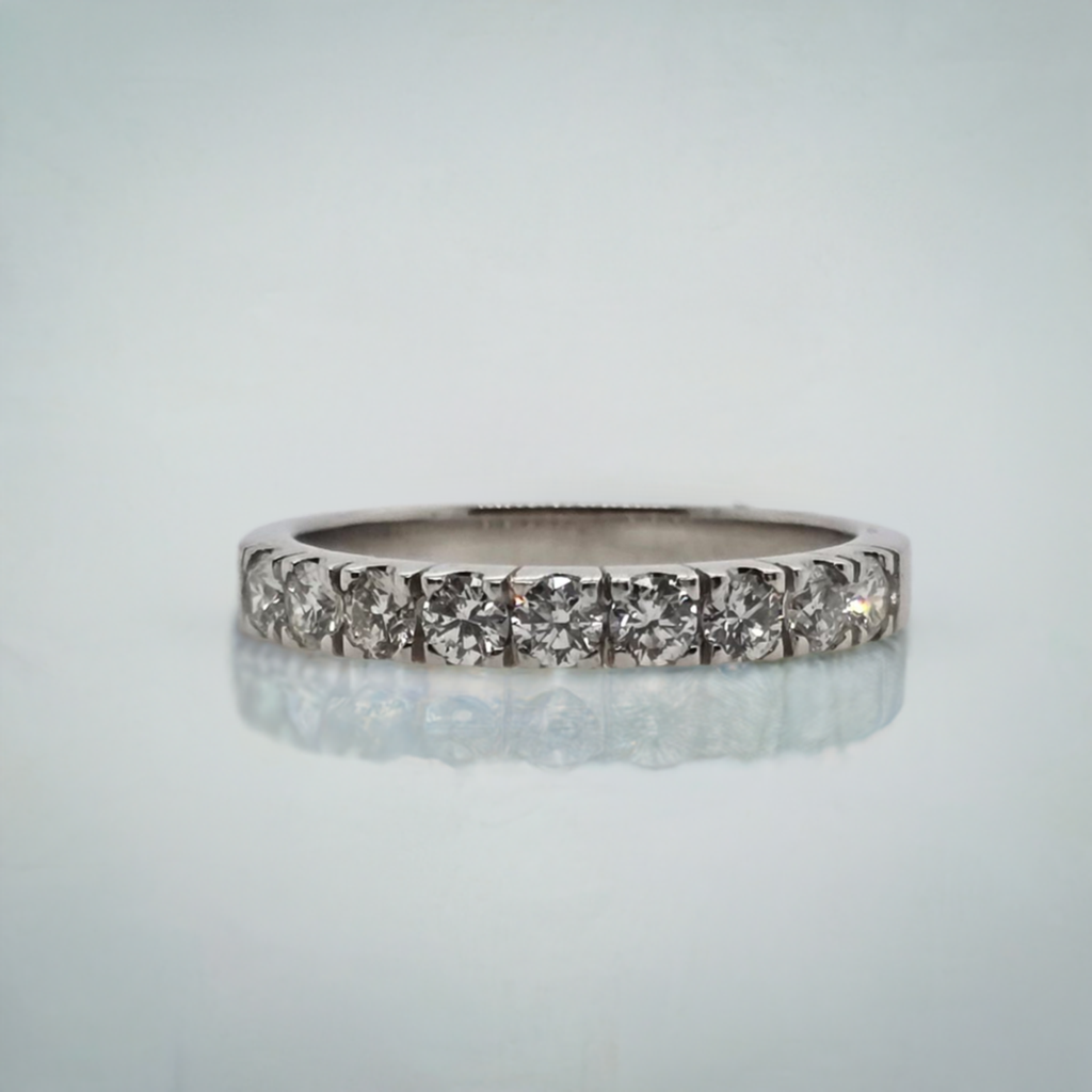 18CT WHITE GOLD CLAW SET DIAMOND RING