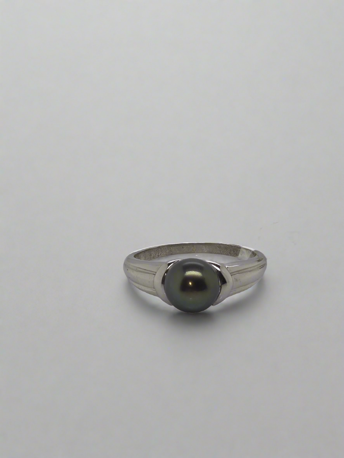 9CT WHITE GOLD BLACK FRESHWATER PEARL RING