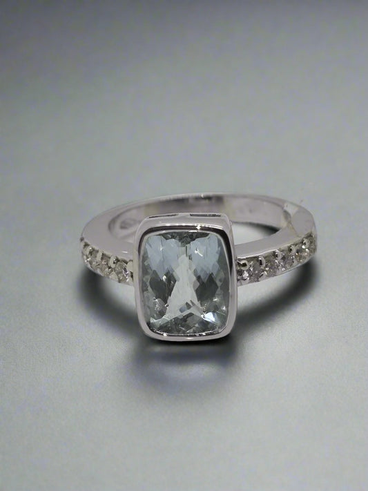 18CT WHITE GOLD AQUAMARINE AND DIAMOND RING