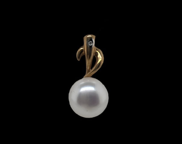 9CT YELLOW GOLD FRESHWATER PEARL & DIAMOND PENDANT