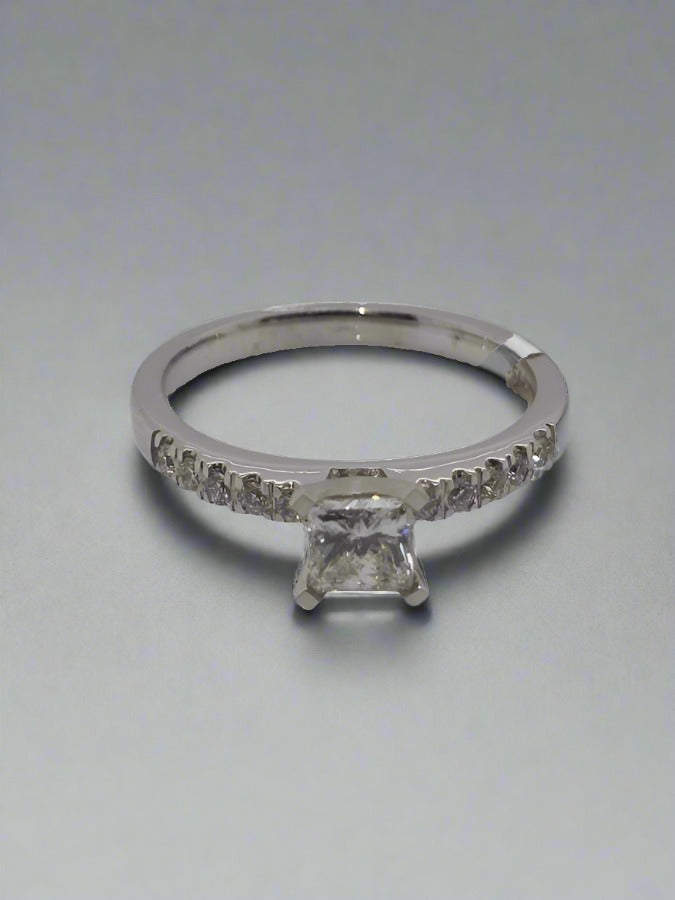 18CT WHITE GOLD DIAMOND RING