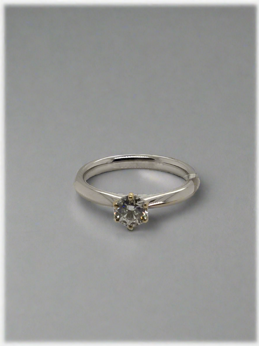 18CT WHITE GOLD DIAMOND SOLITAIRE RING