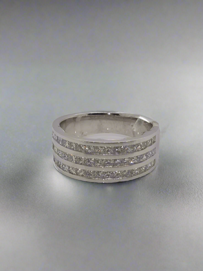 18CT WHITE GOLD DIAMOND RING