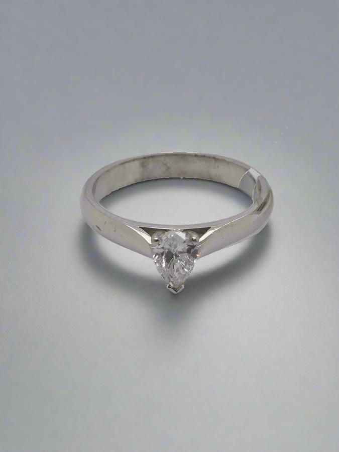 18CT WHITE GOLD DIAMOND RING