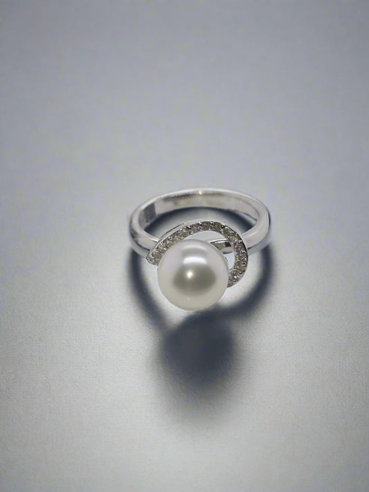 18CT WHITE GOLD SOUTH SEA PEARL & DIAMOND RING