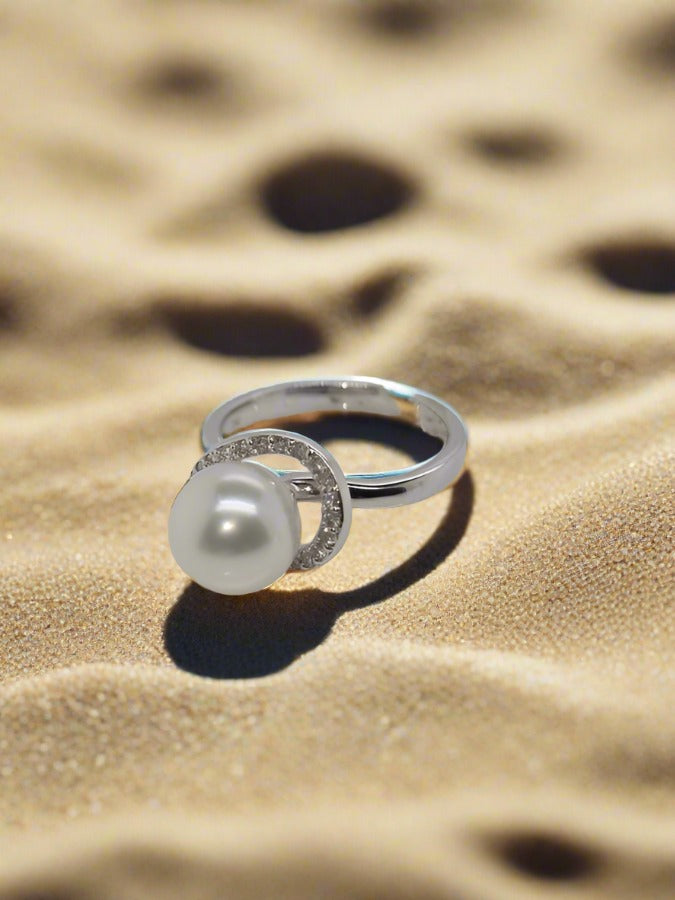 18CT WHITE GOLD SOUTH SEA PEARL & DIAMOND RING