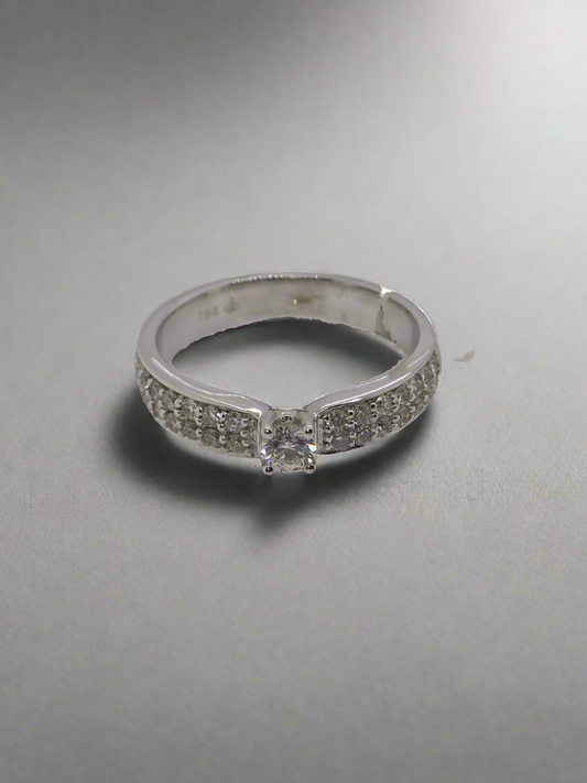 18CT WHITE GOLD DIAMOND RING